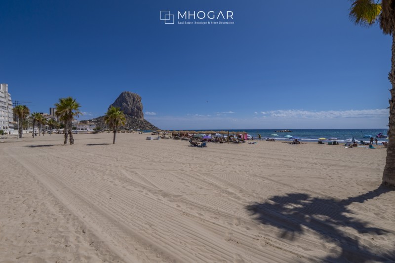 El cielo de Calpe a tus pies: ¡exclusivo ático dúplex de revista, frente al Mediterráneo! 
